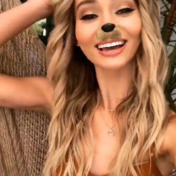 MOVING SALE🎉 ✨Gold Crescent necklace - Picture 3 of 7